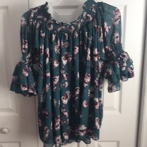 Off shoulder top🎈.   2X